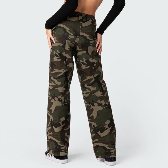 Edikted Aya Low-Rise Cargo Pants - Picture 10 of 10